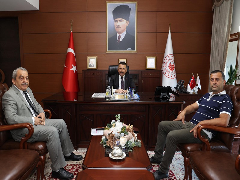 Vali Osman Hacıbektaşoğlu, Zonguldak Muhtarlar Derneği Başkanı Dursun Kılav ile Dilaver Mahallesi Muhtarı Bülent Bektaş' ı Kabul Etti