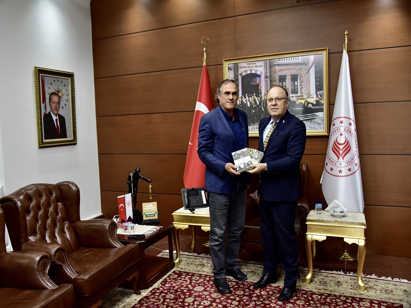 Maden Mühendisi Ekrem Murat Zaman Vali Mustafa Tutulmaz'a Kitaplarını Takdim Etti